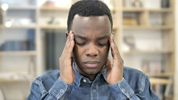 Bolení hlavy, zdůraznil mladý Afričan s bolestí hlavy — Stock fotografie