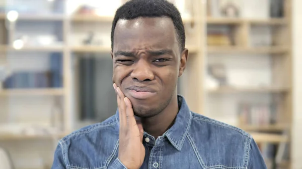 Dolor de muelas, joven africano con dolor de dientes —  Fotos de Stock