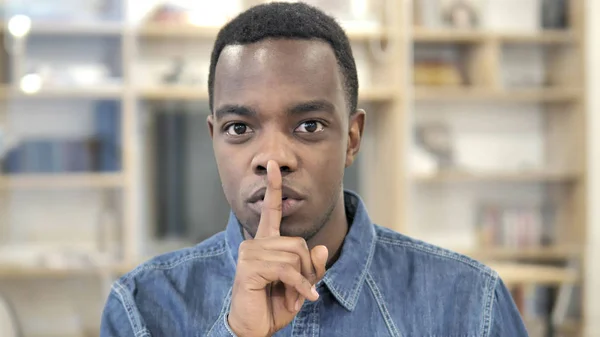 Afrikalı Tasarımcı tarafından Dudaklarda Fingers, Silence Lütfen — Stok fotoğraf