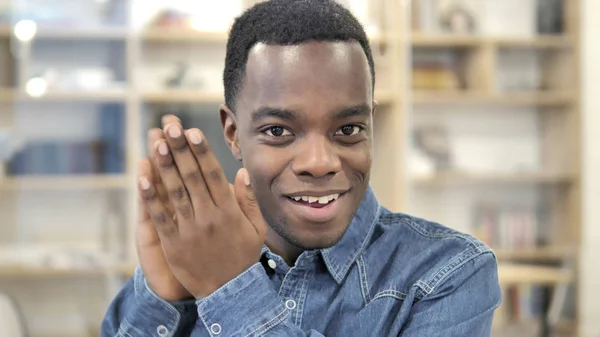 Applåderar, klappar ung afrikansk man — Stockfoto