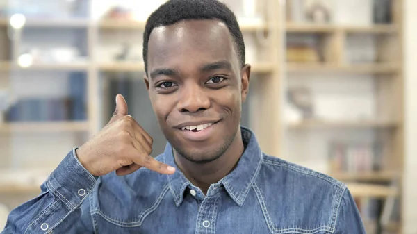 Call Me gest av ung afrikansk man, kontakta oss — Stockfoto