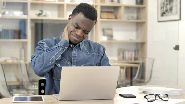 Jovem Africano com Dor no Pescoço Trabalhando no Laptop — Fotografia de Stock