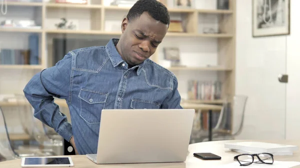 Jovem Africano com Dor nas Costas no Trabalho — Fotografia de Stock