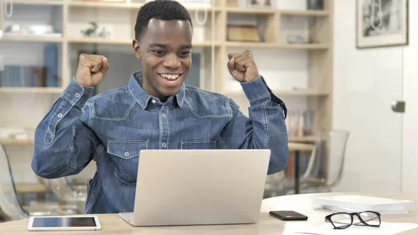 Homem Africano Jovem Comemorando o Sucesso ao Trabalhar no Laptop — Fotografia de Stock