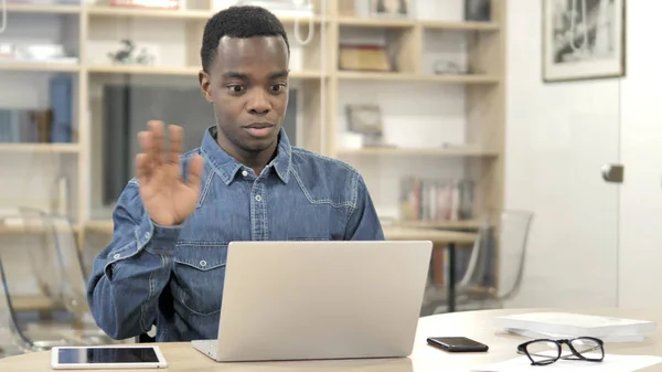 Chat Online de Vídeo por Jovem Africano no Trabalho — Fotografia de Stock