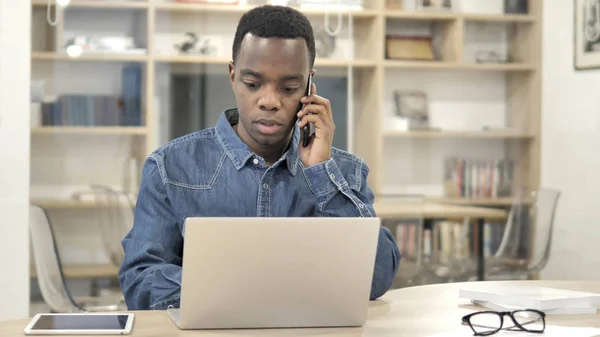 Jovem africano conversando por telefone para o trabalho — Fotografia de Stock