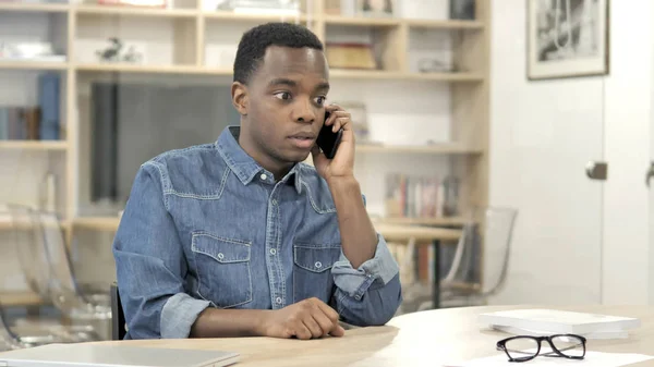 전화로 말하는 젊은 아프리카 남자 협상 — 스톡 사진