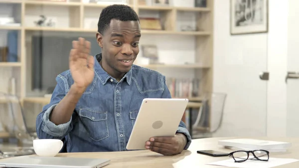 Chat de vídeo en línea en la tableta por el joven africano —  Fotos de Stock