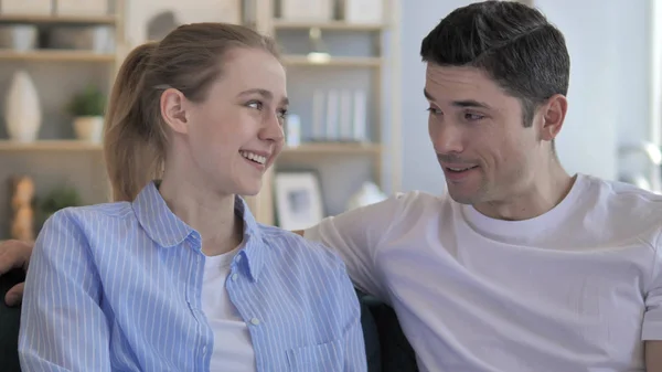 Talking Happy Couple Relaxing on Couch — Stock Photo, Image