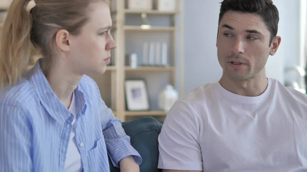 Young Man Talking with Girlfriend — Stock Photo, Image