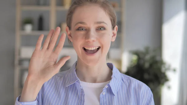 Olá, jovem mulher acenando mão para Bem-vindo — Fotografia de Stock