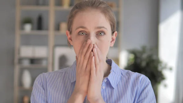 Afvraagt jonge vrouw in schok van verlies — Stockfoto