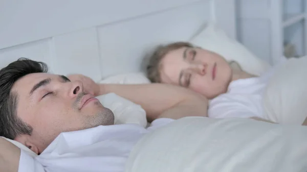 Młoda para śpi w łóżku w domu — Zdjęcie stockowe