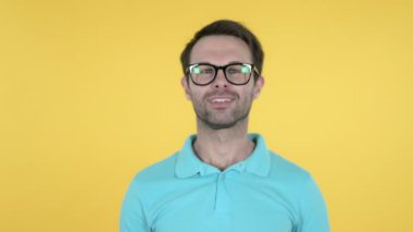 Komik Genç Adam Orta Parmak Gösteren, Sarı Arka Plan