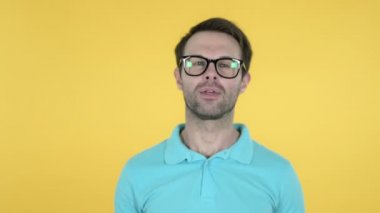 Genç Adam Düşünme Yeni Fikir, Sarı Arka Plan