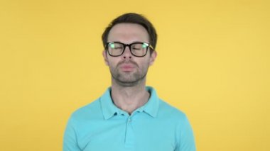 Esneyen Yorgun Genç Adam Sarı Arka Plan Üzerinde İzole