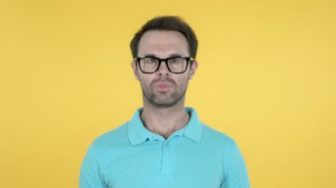 Hasta Genç Adam Öksürük Sarı Arka Plan Üzerinde İzole