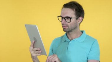 Genç Adam Sarı Arka Planda İzole Tablet Kaybına Tepki