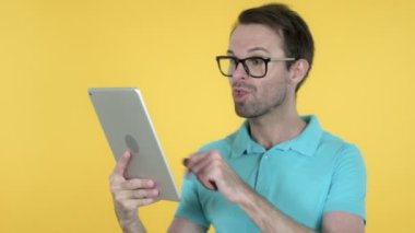 Genç Adam Sarı Arka Planda İzole Tablet Kullanırken Başarı İçin Heyecanlı