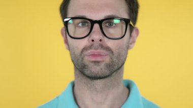 Gözlüklü Genç Adamın Yüzünün Yakın Çekim, Sarı Arka Plan