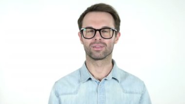 Beyaz Arka Plan Üzerinde İzole Genç Adam tarafından Okay İşareti