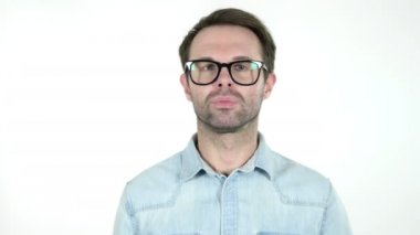 Genç Adam Reddeden ve Beyaz Arka Plan Üzerinde İzole Sevmeme