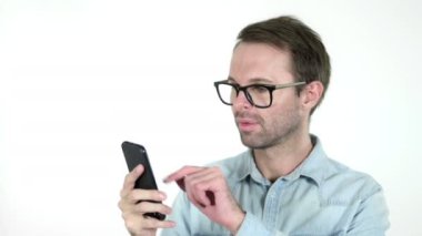 Kayıp tepki genç adam ve Beyaz Arka Plan izole Smartphone kullanma
