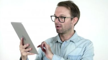 Genç Adam Beyaz Arka Plan üzerinde Izole Tablet kullanırken Başarı için Heyecanlı