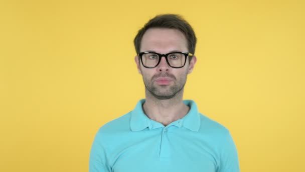 Hoofdpijn, moe jonge man, gele achtergrond — Stockvideo