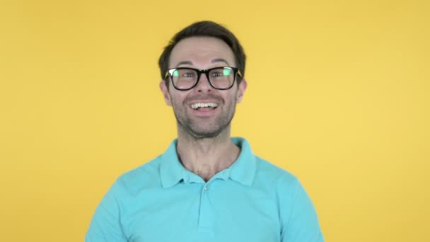 Clapping Young Man, Applauding Isolated on Yellow Background — Stock Video