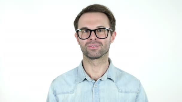 Junger Mann gestikuliert mit Daumen nach oben isoliert auf weißem Hintergrund — Stockvideo