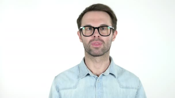 Siegeszeichen von jungem Mann isoliert auf weißem Hintergrund — Stockvideo