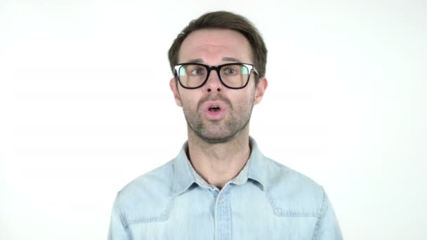 Jonge man schudden hoofd te weigeren geïsoleerd op witte achtergrond — Stockvideo