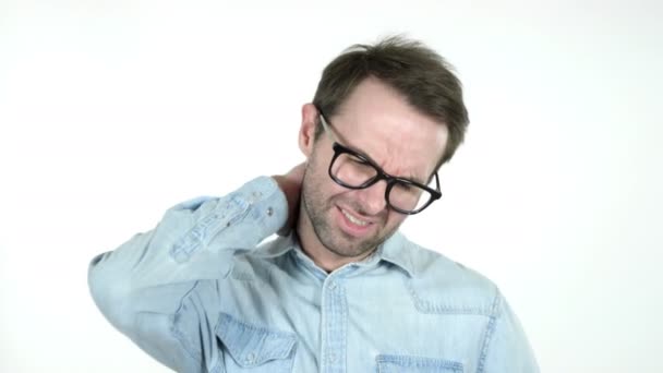 首の痛みを持つ若い男, 白い背景 — ストック動画