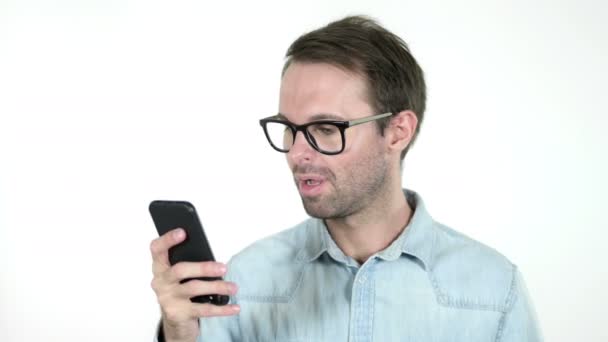 白い背景に孤立したスマートフォンで話す若者 — ストック動画