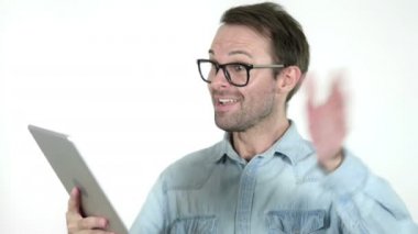 Beyaz Arka Plan üzerinde Izole Tablet ile Genç Adam tarafından Görüntülü Sohbet