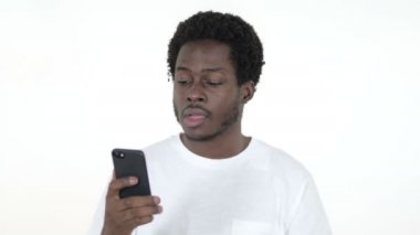 Genç Afrikalı Man Tarama Smartphone Beyaz Arka Plan Izole