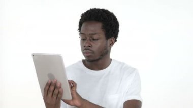 Genç Afrikalı Adam Beyaz Arka Plan Izole Tablet Kaybına Tepki