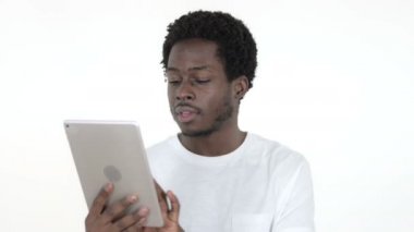 Genç Afrikalı Adam Tablet, Beyaz Arka Plan Üzerinde Interne Tarama