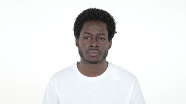Trieste jonge Afrikaanse man geïsoleerd op witte achtergrond — Stockvideo