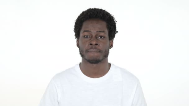 Seger tecken av ung afrikansk man isolerad på vit bakgrund — Stockvideo