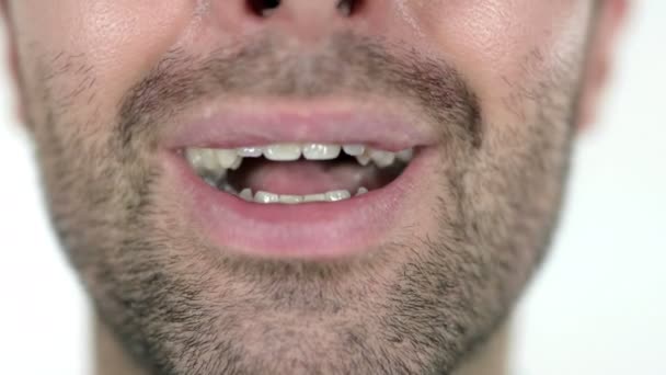 Close-up van lachende lippen van de mens — Stockvideo