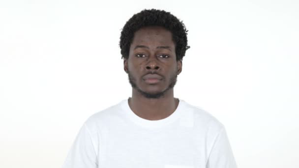 Ja, junger afrikanischer Mann schüttelt den Kopf, um isoliert auf weißem Hintergrund zu akzeptieren — Stockvideo