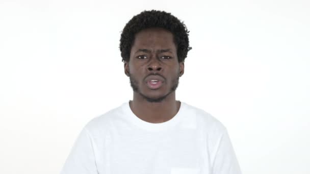 Lucha contra el joven africano enfurecido aislado sobre fondo blanco — Vídeo de stock