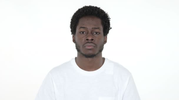 Schreeuwen boze jonge Afrikaanse man, witte achtergrond — Stockvideo