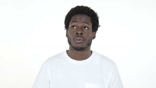 Denken jonge Afrikaanse man kreeg nieuw idee geïsoleerd op witte achtergrond — Stockvideo