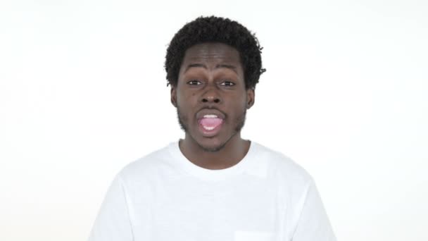 Online video chat door jonge Afrikaanse man geïsoleerd op witte achtergrond — Stockvideo