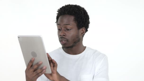 Νέος Αφρικανός άνθρωπος ενθουσιασμένος για την επιτυχία, ενώ χρησιμοποιείτε δισκίο απομονωμένη σε λευκό φόντο — Αρχείο Βίντεο