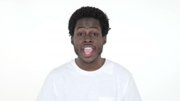 Mluvící mladý africký blogger izolovaný na bílém pozadí — Stock video