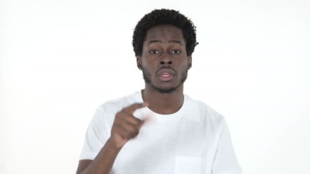 Feliz joven africano bailando aislado sobre fondo blanco — Vídeo de stock
